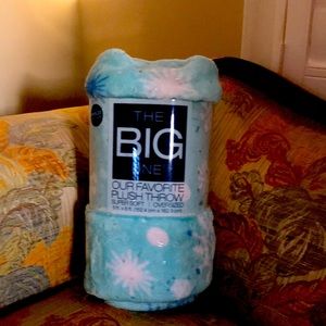 Plush throw never been taken out of the package. See pics for discription